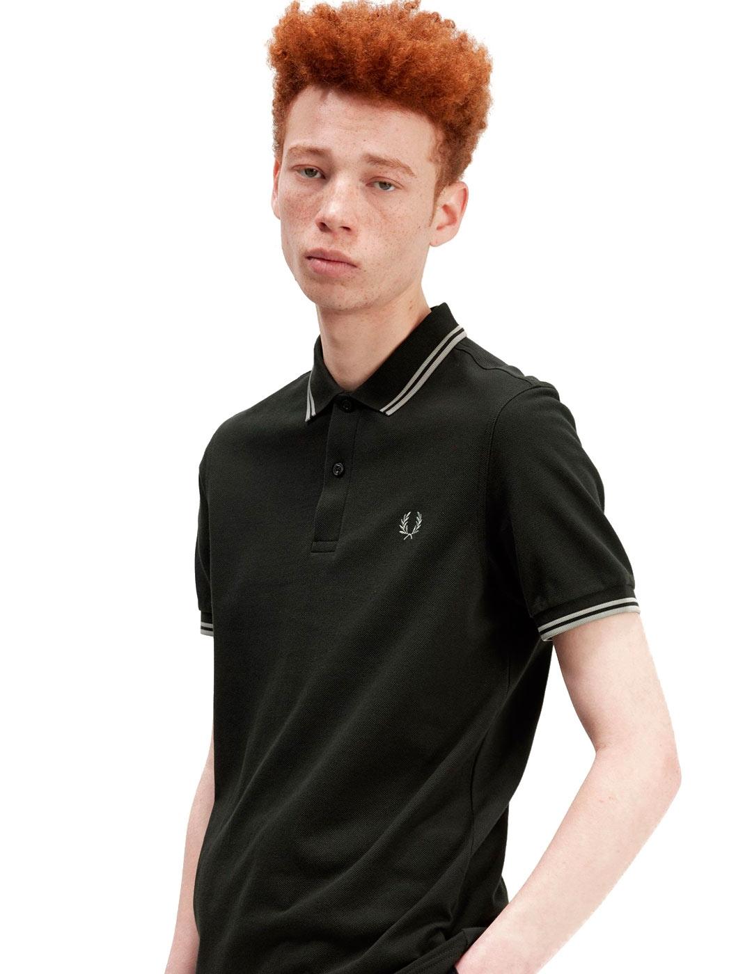 Fred Perry M3600 Polo Hombre Franjas Verde Oscuro